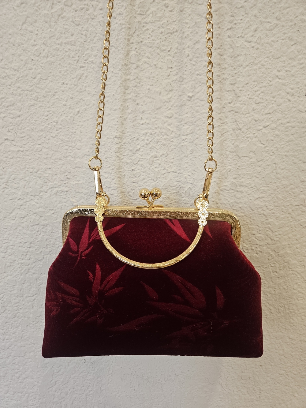 Vintage-Style Red Velvet Kiss-Lock Evening Clutch Bag
